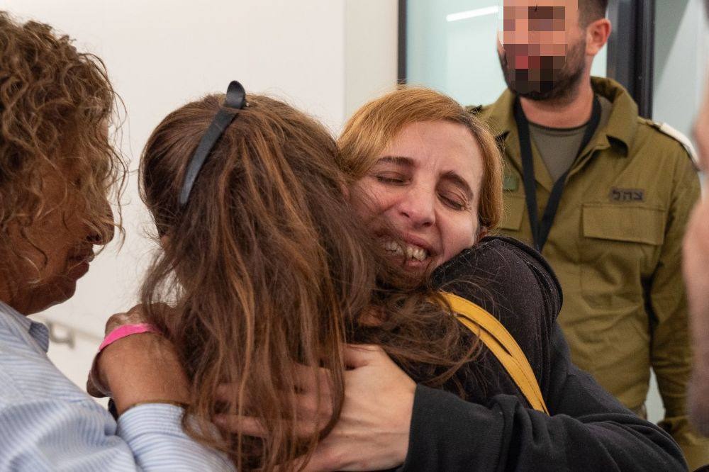 אמיליה ואמה דניאל נפגשות עם בני המשפחה