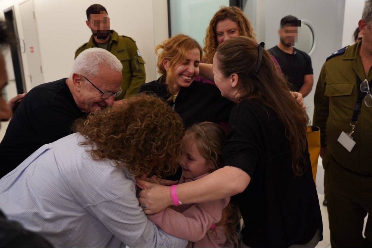 הבת אמיליה ואמה דניאל מתאחדות ע סבתא