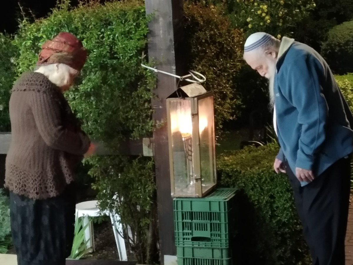 הזוג דרוקמן מדליק נרות חנוכה 