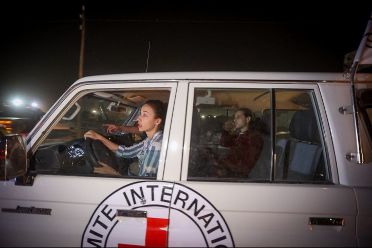 חטופים מובלים לישראל יל ידי הצלב האדום