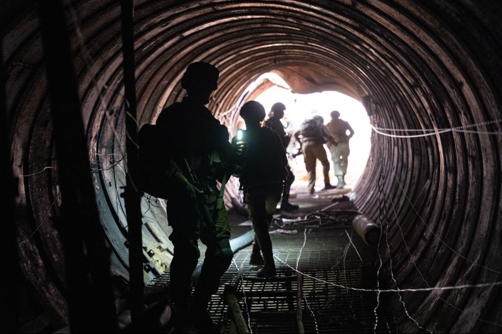 חיילי צה"ל במנהרה