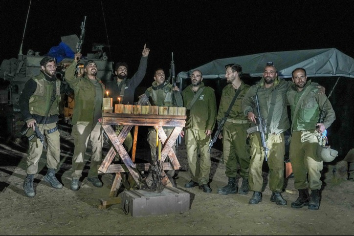 חיילים מדליקים נר ראשון של חנוכה בעזה