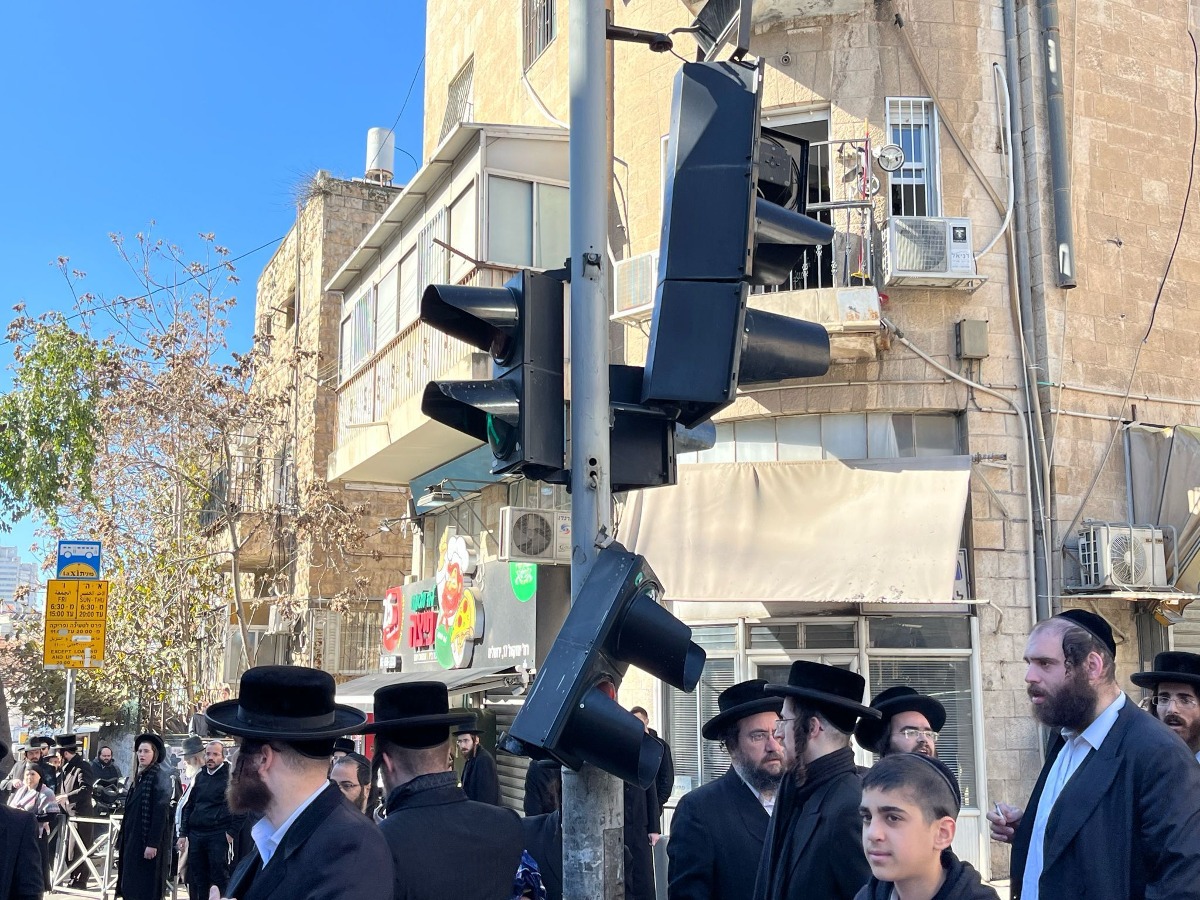 חרדים מפגינים הבוקר