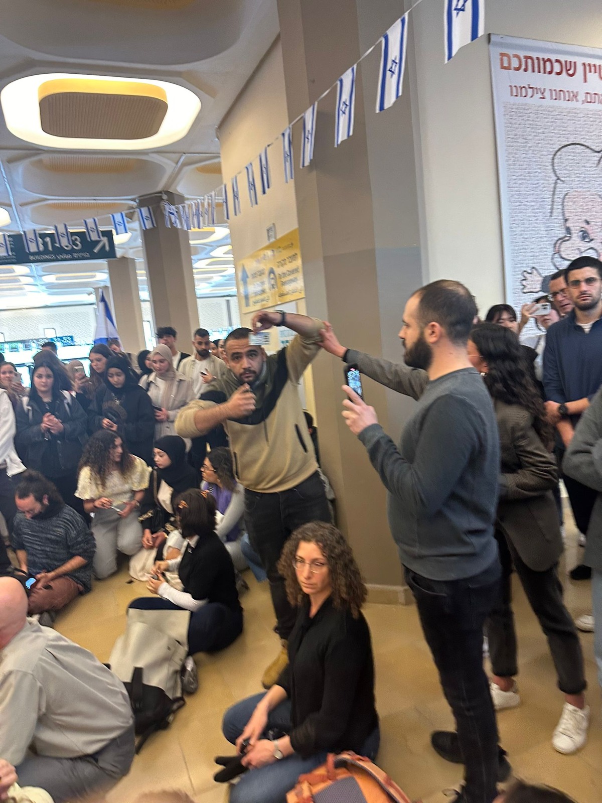 סטודנט מאיים לשרוף תעודת זהות כחולה כמחאה