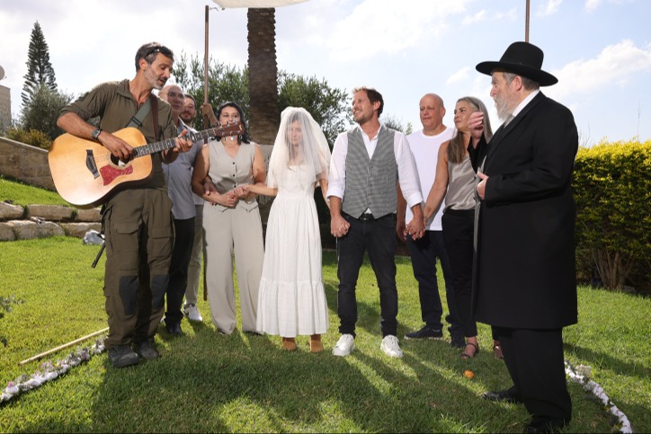 עידן חביב מלווה לחופה זוג על מדים