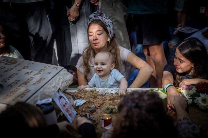ענת מאיר עם בנה הקטן על קברו של בעלה, דוד מאיר שנפל בבארי בשמחת תורה