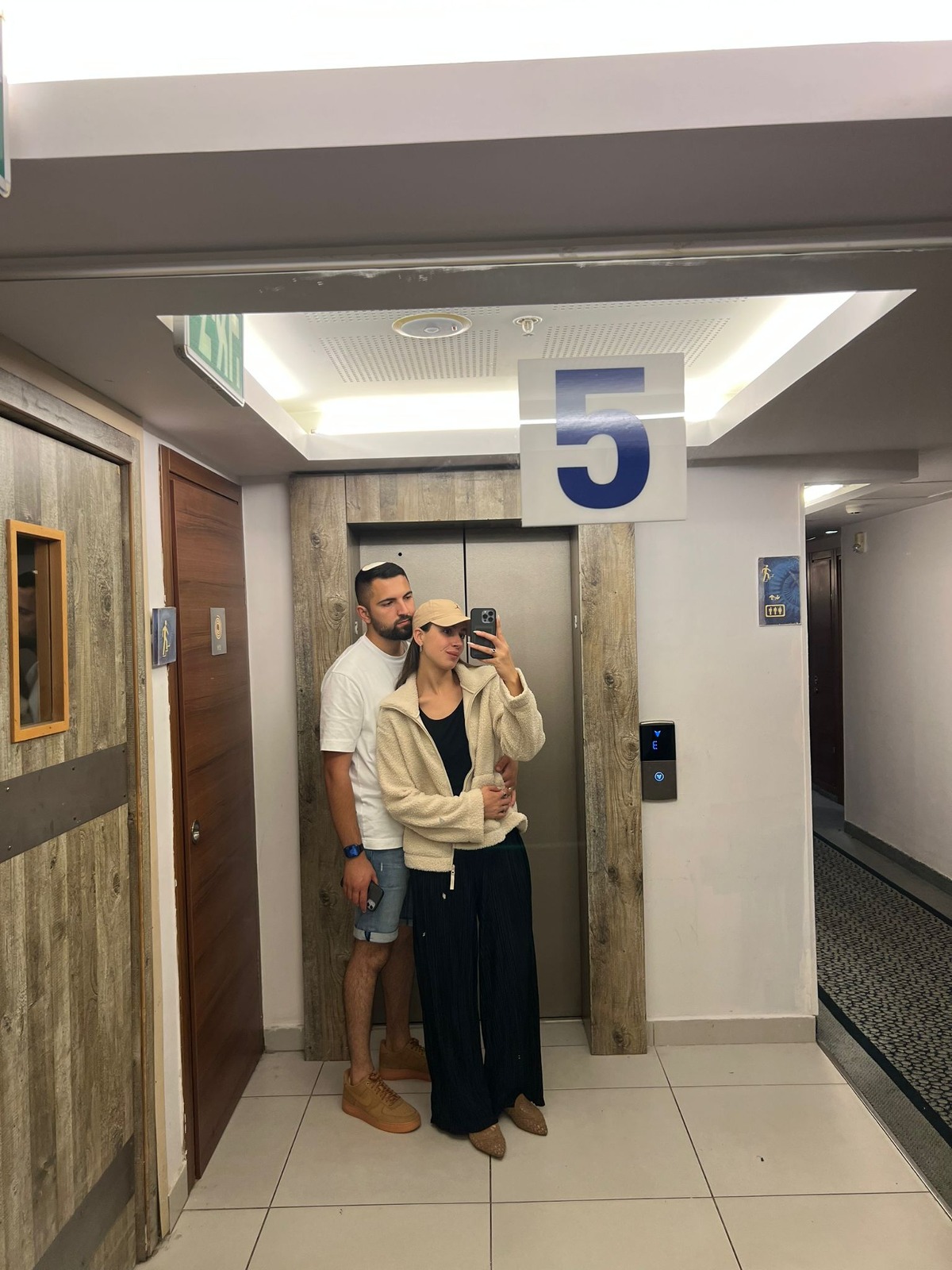שירה ובעלה באפטר במלון