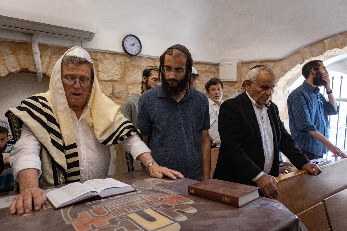 יהורם גאון בביקור בבית הכנסת בשכונת סילוואן באוקטובר האחרון