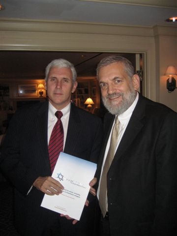 הרב בני אלון עם מייק פנס