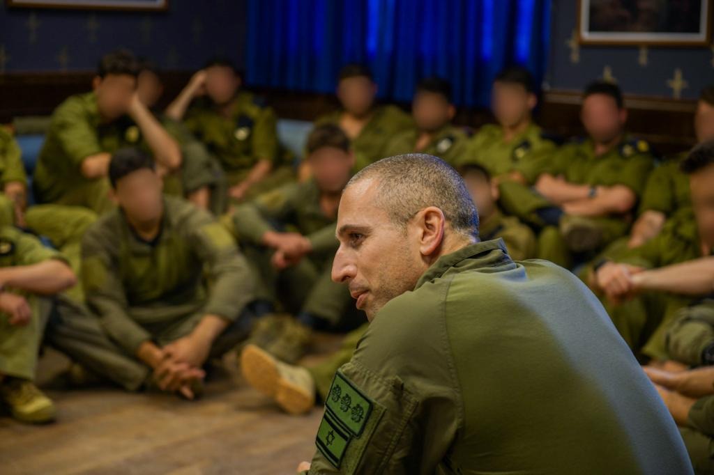  אלוף-משנה אמיר פרחי עם חיילים בשייטת 13