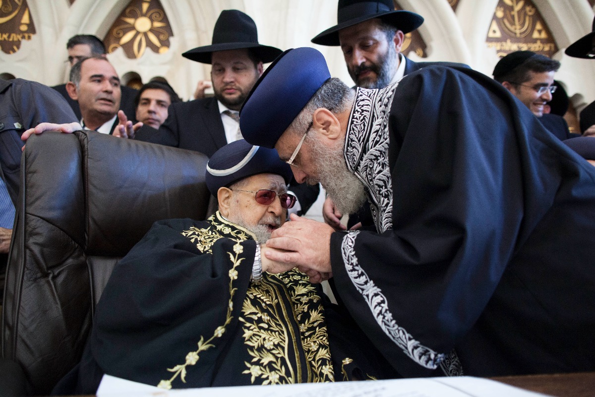 הרב יצחק יוסף ביום הכתרתו בנוכחות אביו, הרב עובדיה זצ"ל