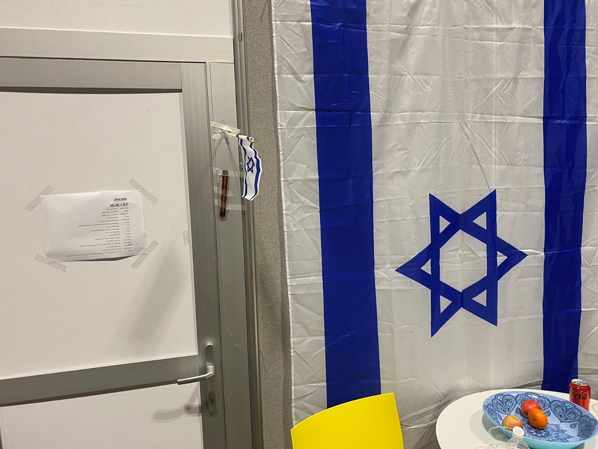 המזוזה בחדר החזרות של נועה קירל