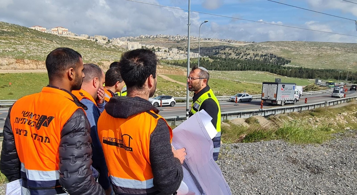 ישראל ומנכ"ל חברה מוריה בתחילת העבודות באדם חיזמא