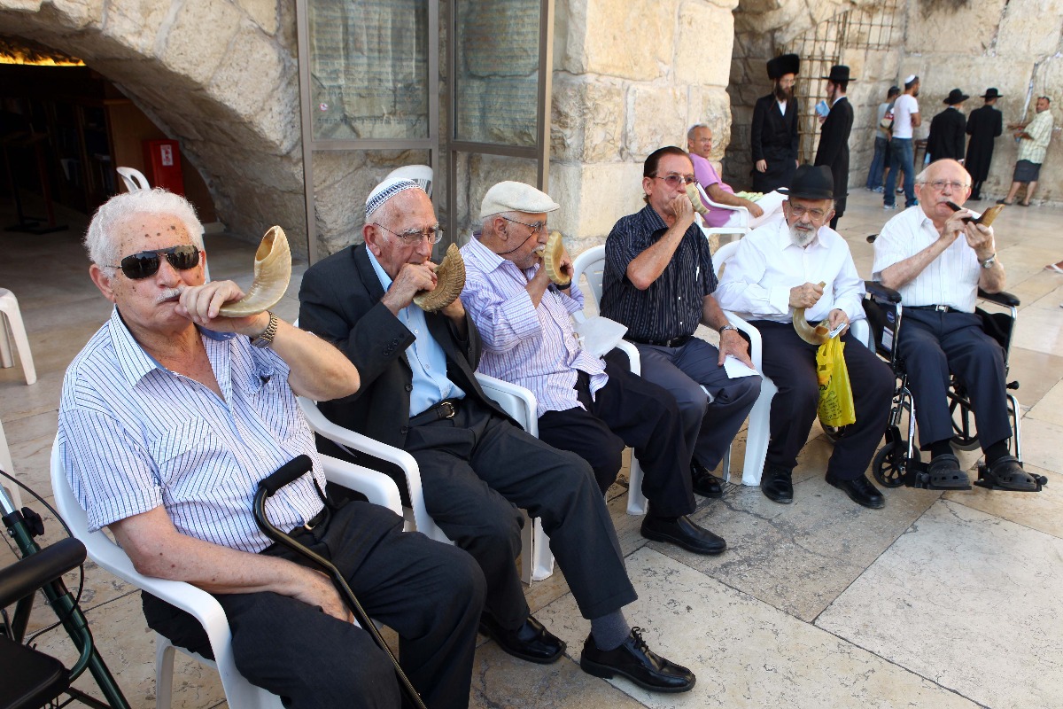 יעקב סיקא אהרוני עם חברי האצ"ל