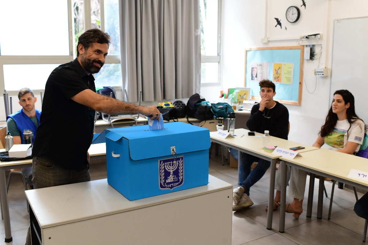 אורי זכי מצביע ביום הבחירות
