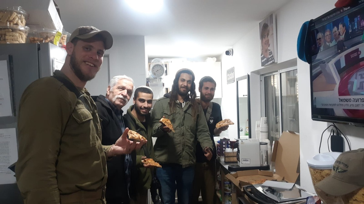 הראל מסעוד הי"ד (שני מימין) עם שלמה (שני משמאל) 