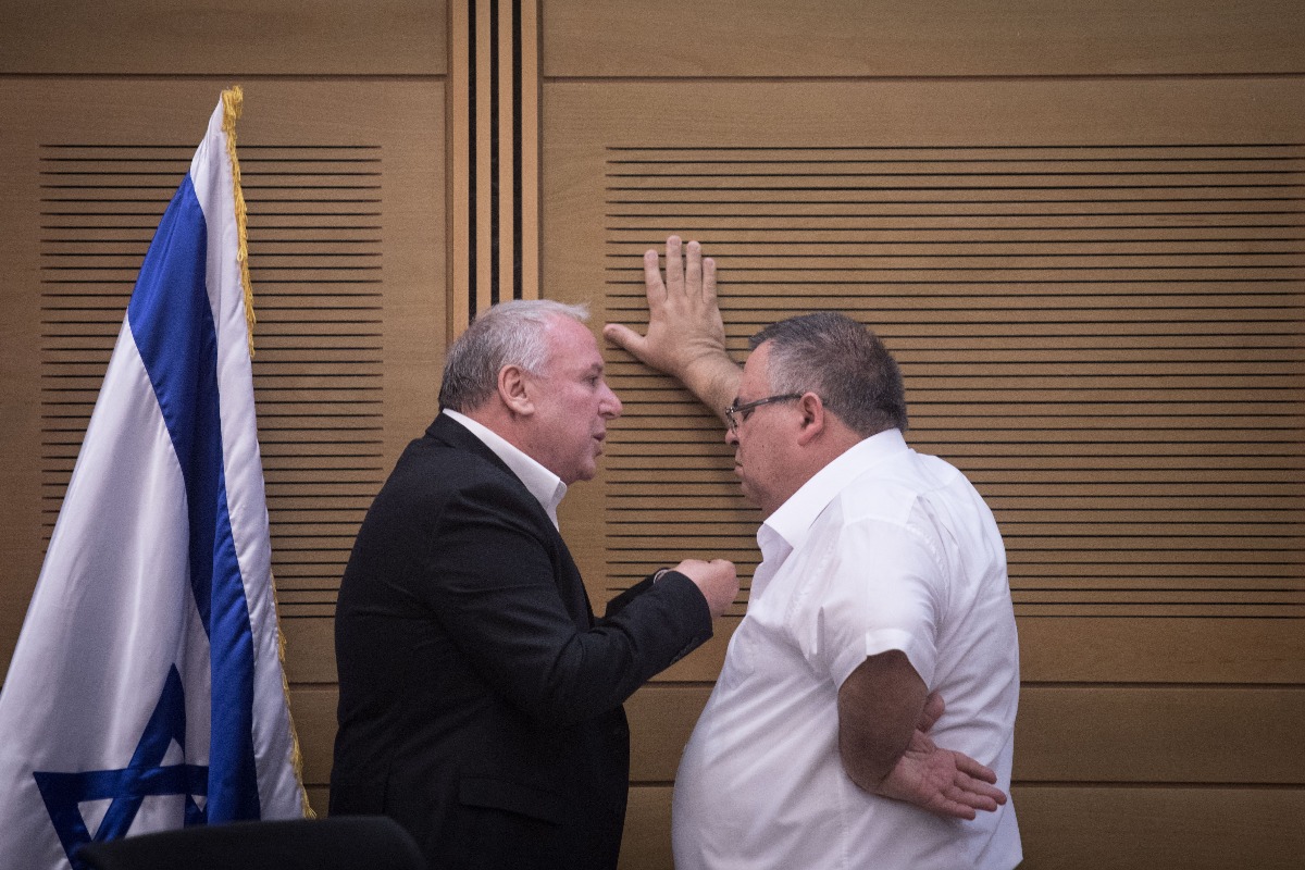 נשכב על הגדר, ביטן ואמסלם