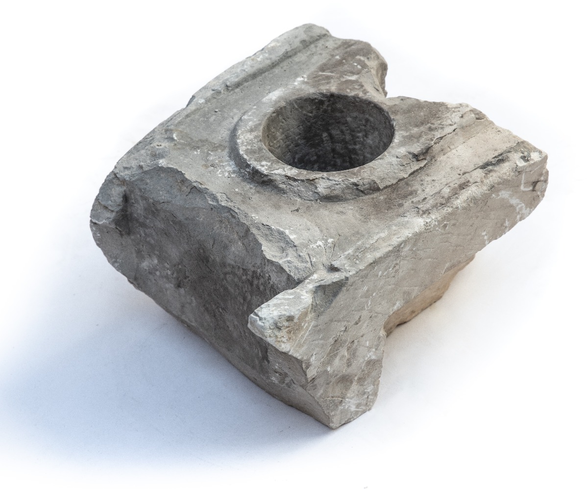 שולחן אבן למדידת נפחים שהתגלה בדרך עולי הרגל