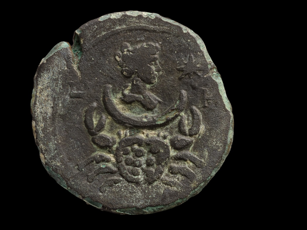 המטבע הנושא את דמותה של לונה, אלת הירח. מתחתיה מופיע סימן מזל סרטן