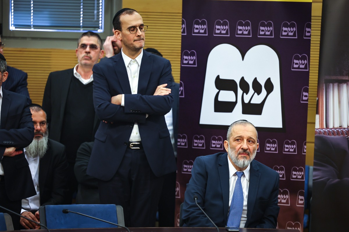 דרעי במהלך ישיבת הסיעה