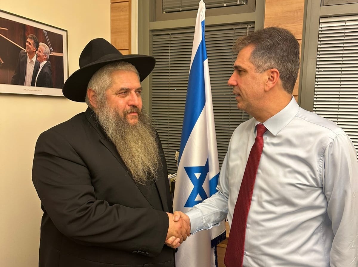 עם שר החוץ אלי כהן