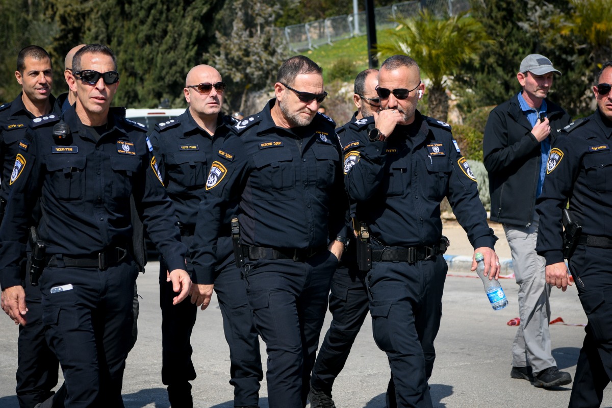 שבתאי ובכירי המשטרה