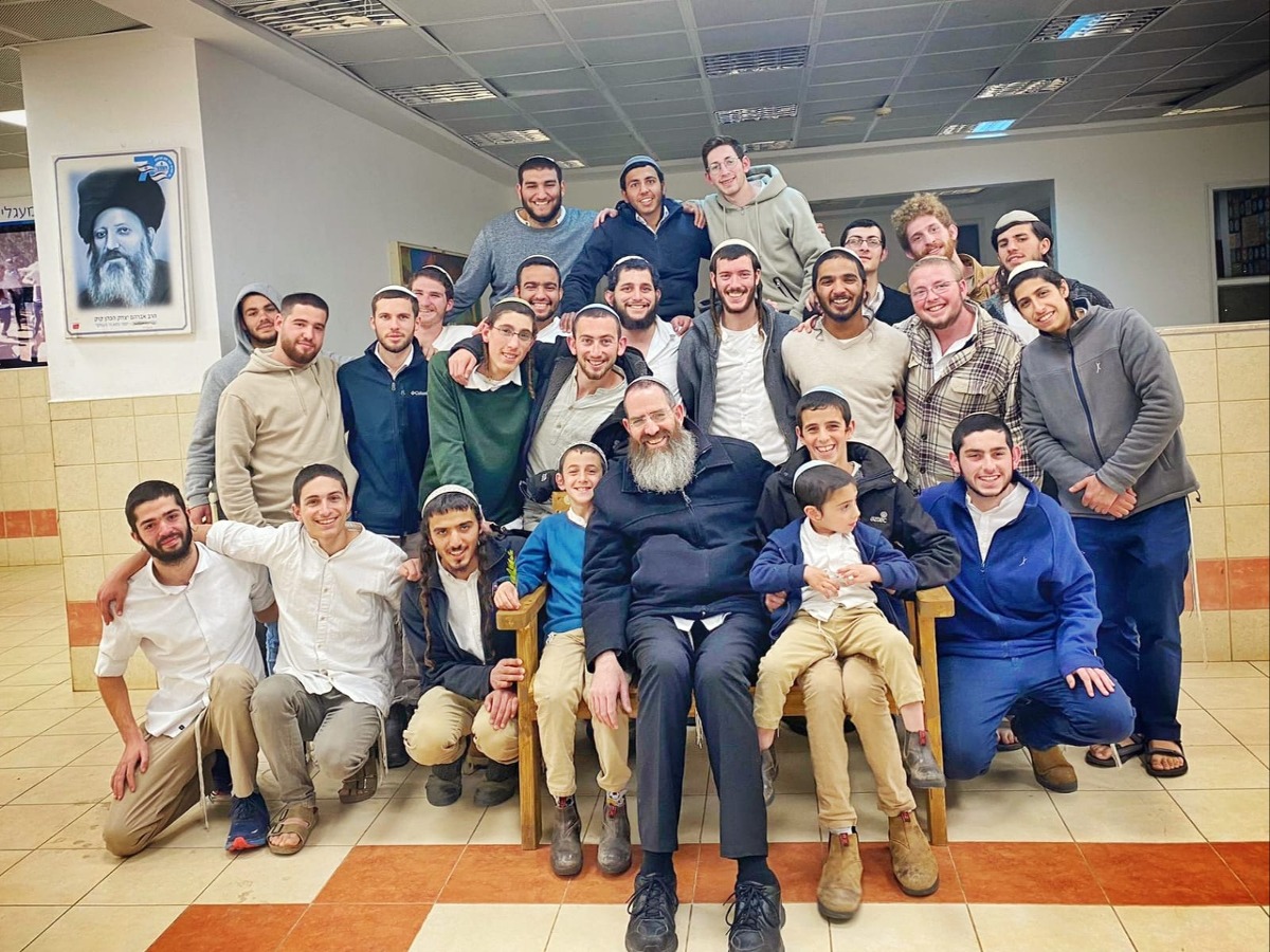 הרב שוורץ עם תלמידי הישיבה