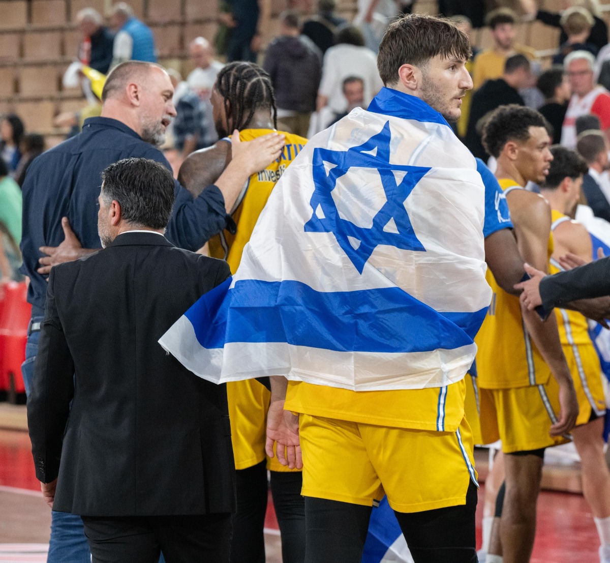 רומן סורקין עטוף בדגל