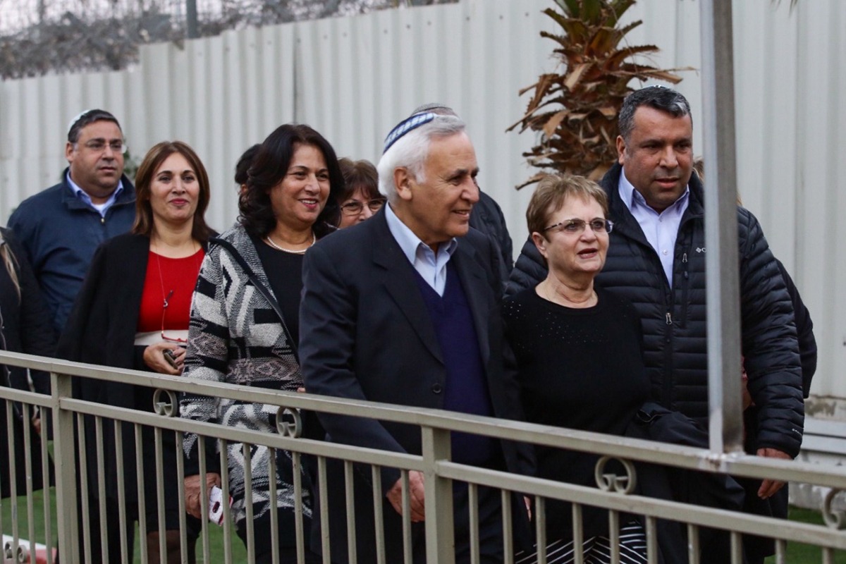 משה קצב בעת צאתו מהכלא