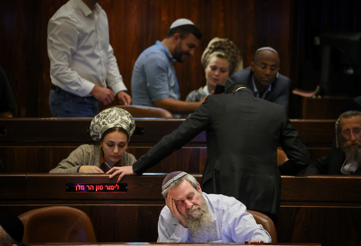 אבי מעוז חוטף תנומה