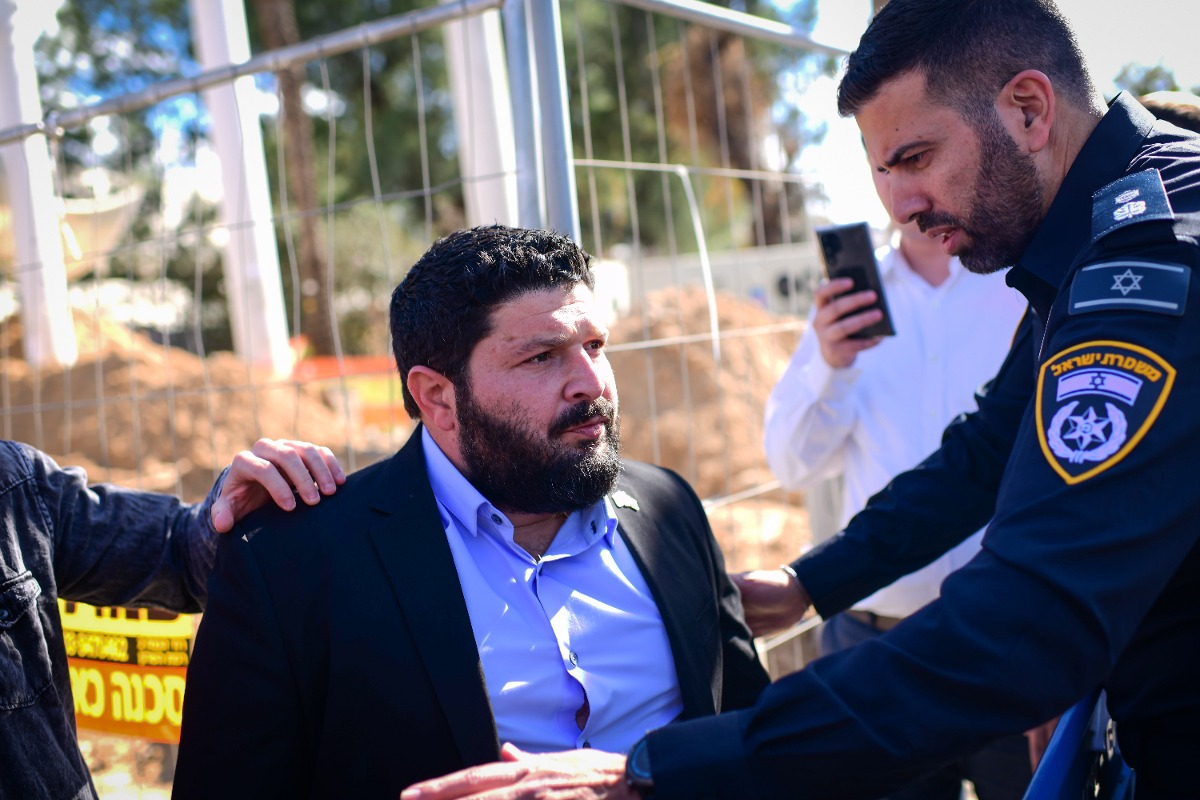 אלמוג כהן, מספק רמזים