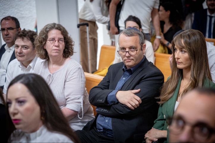 אל תגידו יום יבוא, הביאו את היום. כהן וקריב בדיון