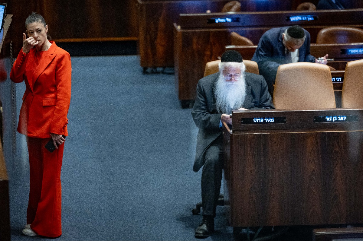 מרב מיכאלי, מפציצה גם באדום