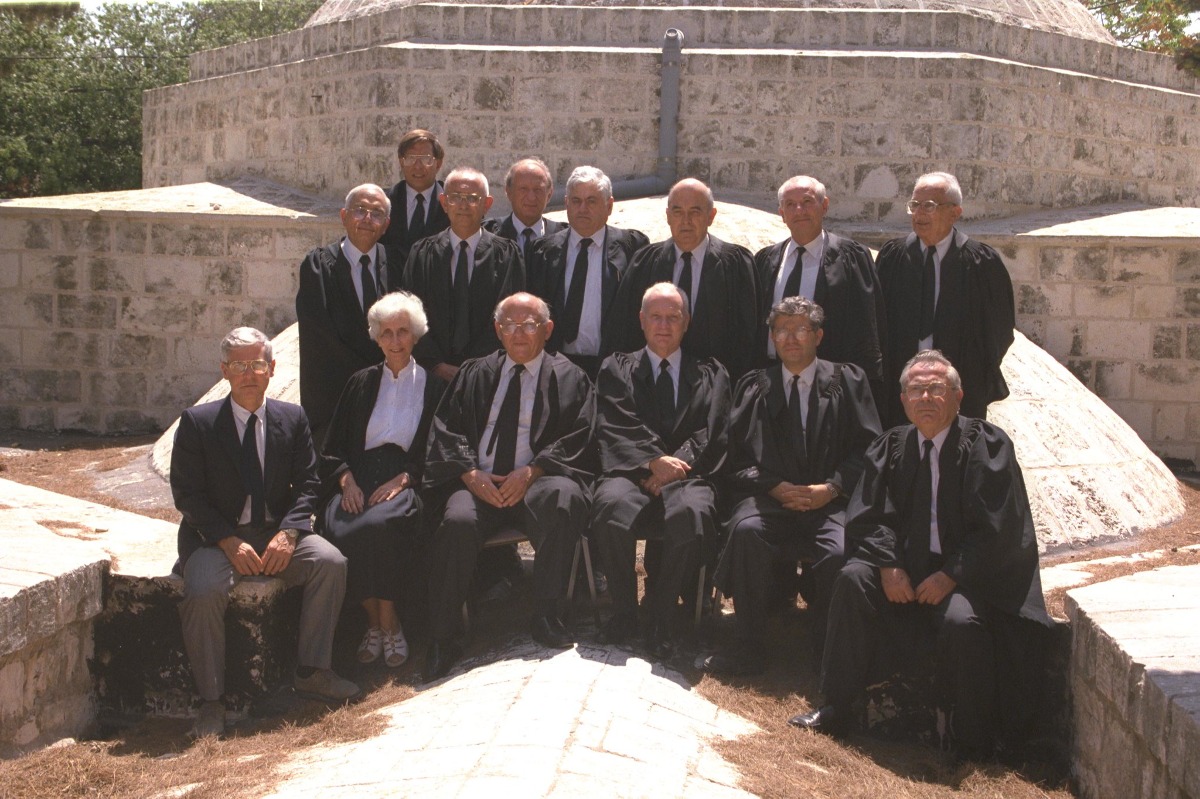 השופט אלון, יושב שלישי משמאל