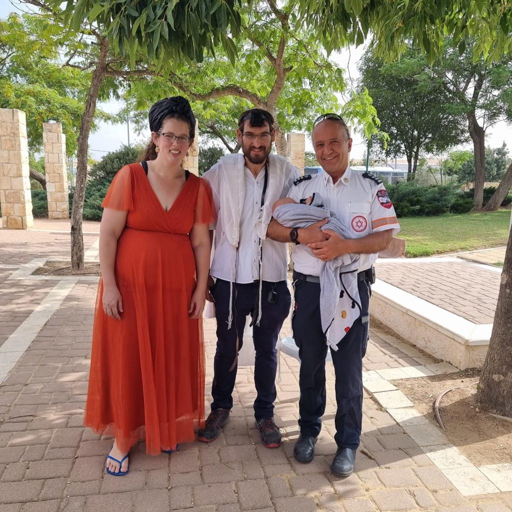 הפרמדיק עם הזוג המאושר והתינוק