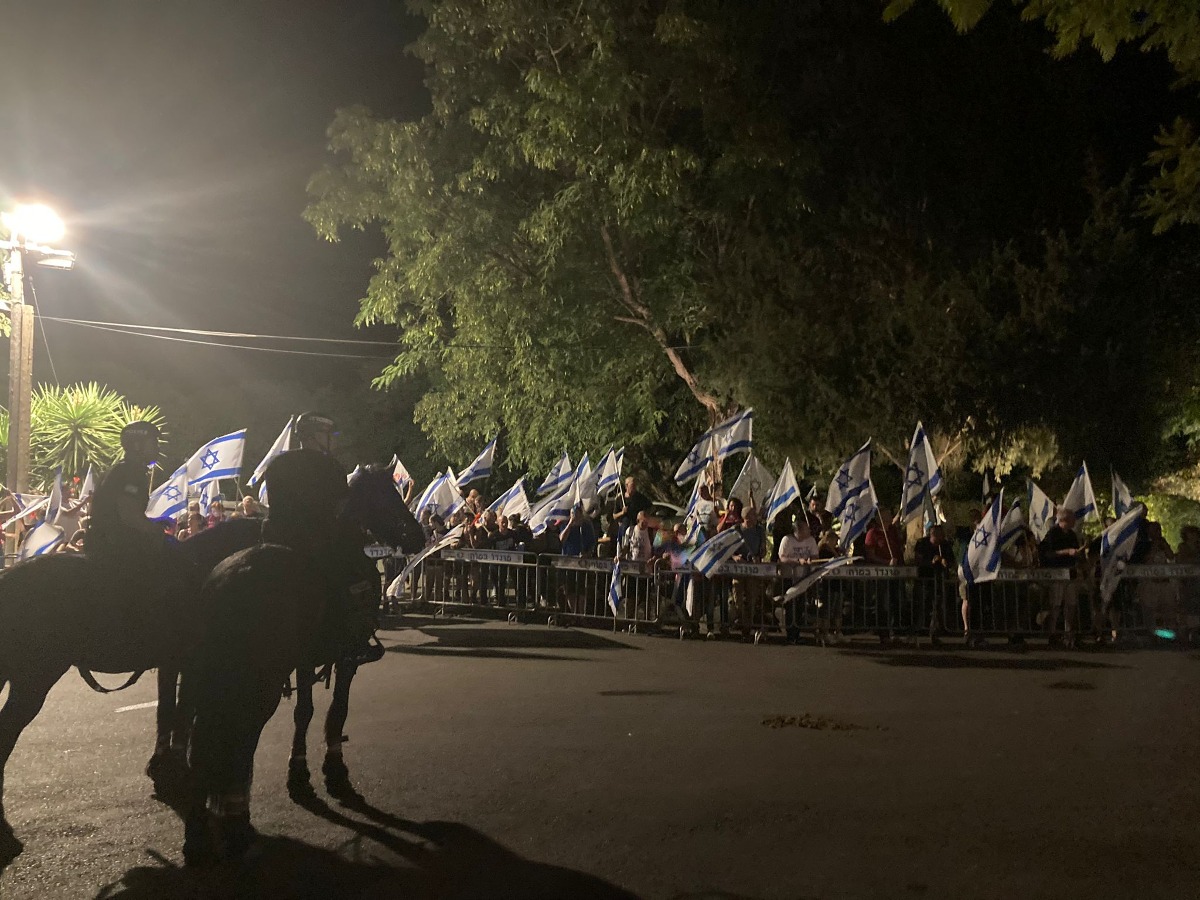 המפגינים מול מלונו של נתניהו