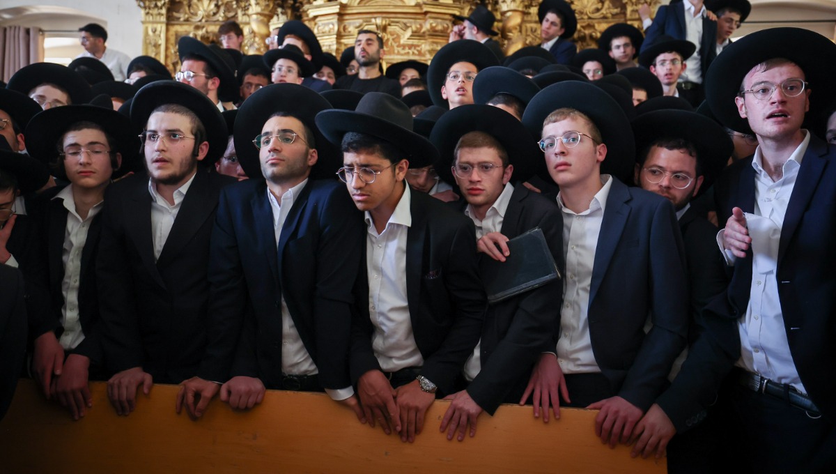 אלפים מלווים את הרב בדרכו האחרונה