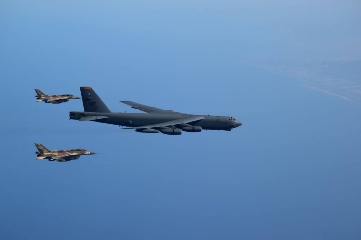 המפציץ B-52 מעל שמי ישראל