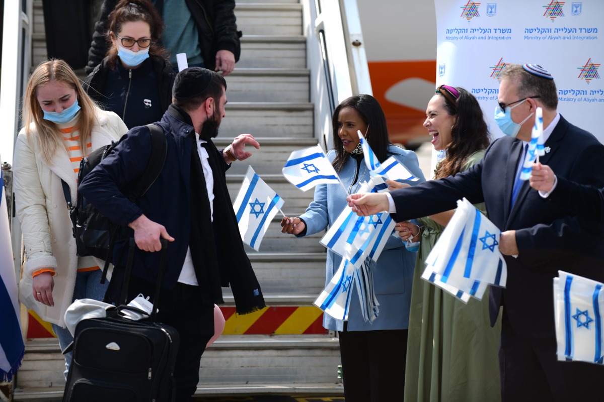 עליה לישראל. למצולמים אין קשר לנאמר בכתבה