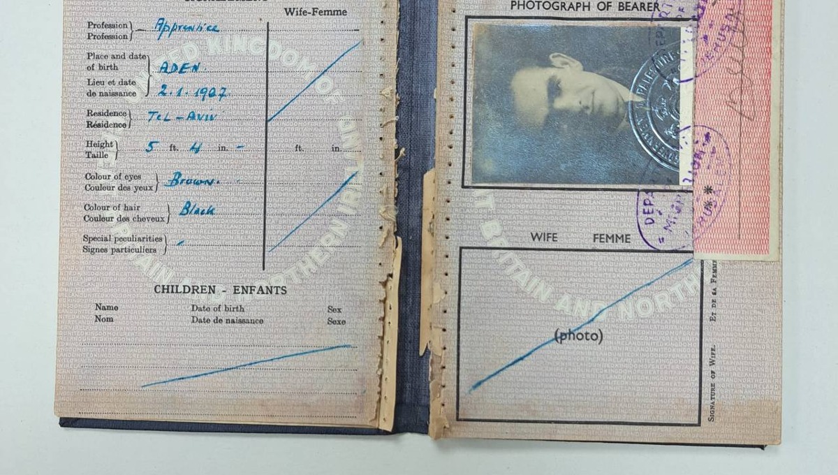 הדרכון המזויף של יצחק שמיר שהוסלק במגילה