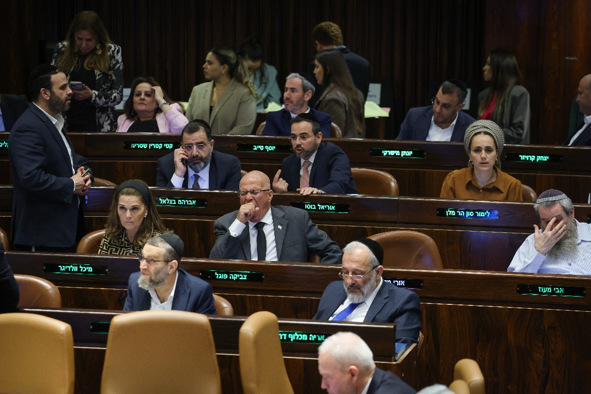פיהוק של מנצחים, חבר הכנסת פוגל