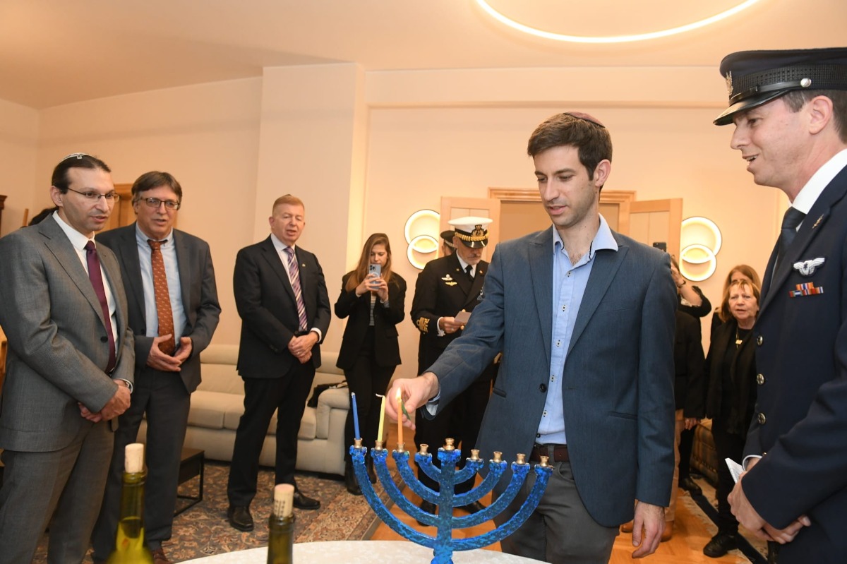 הדלקת הנרות בבית השגריר