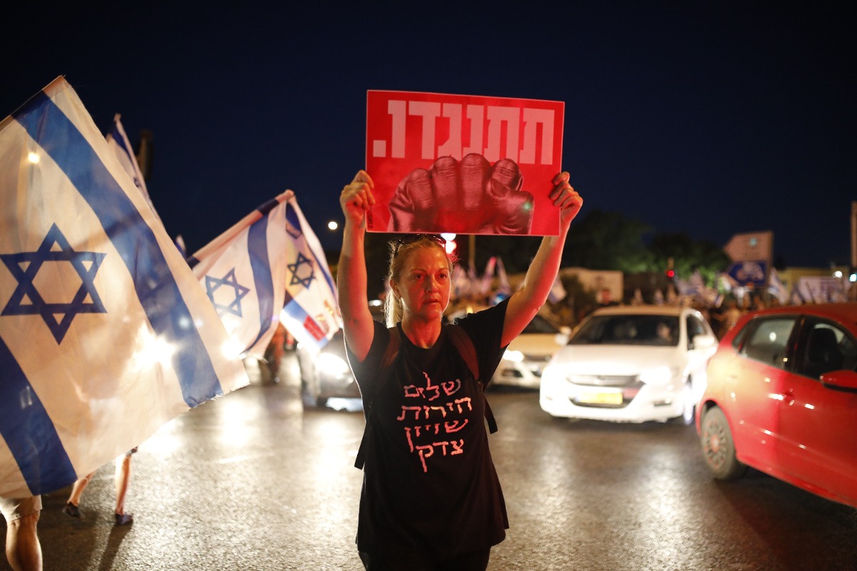 מפגינה נגד הרפורמה, אתמול