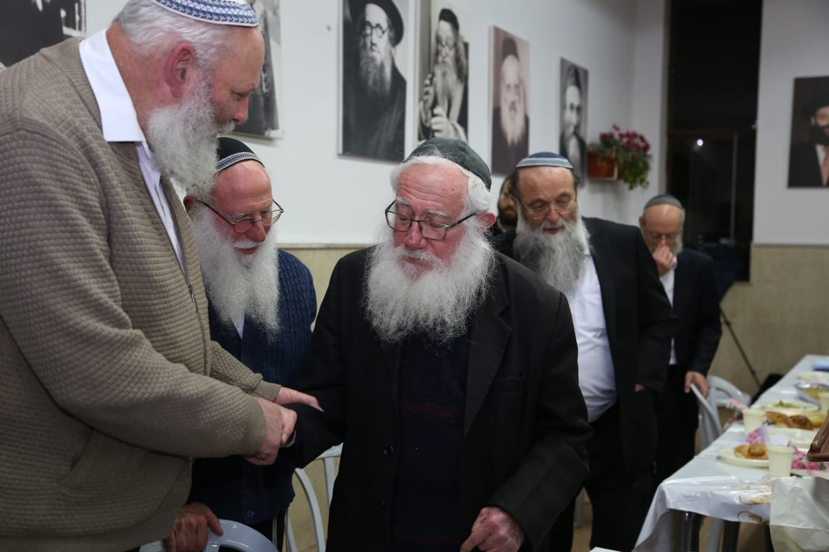 מימין- הרב מנחם בורשטיין ראש מכון פועה, הרב מיכאל, הרב סמוטריץ, הרב אביהוא שוורץ