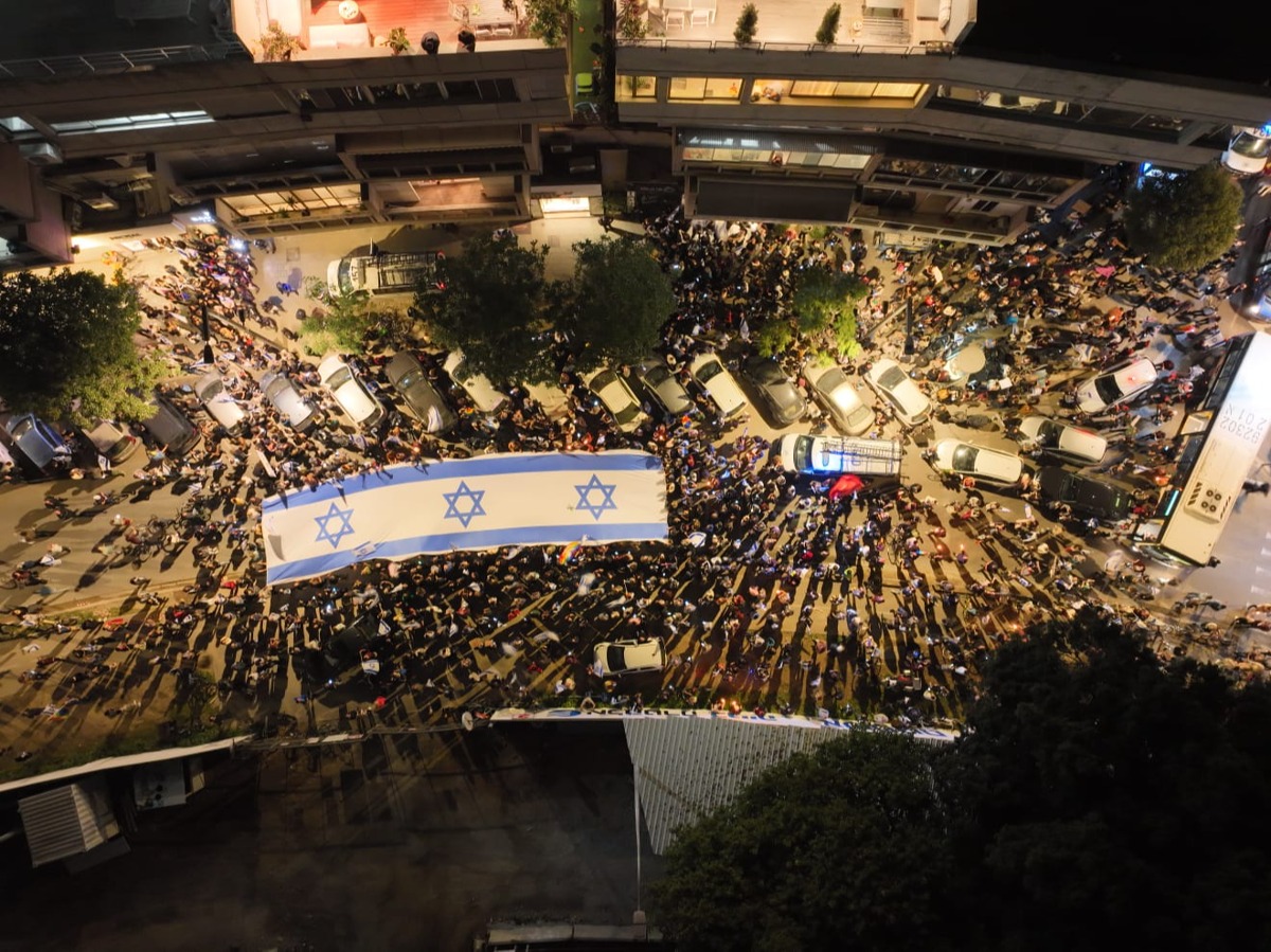 המפגינים מחוץ למספרה