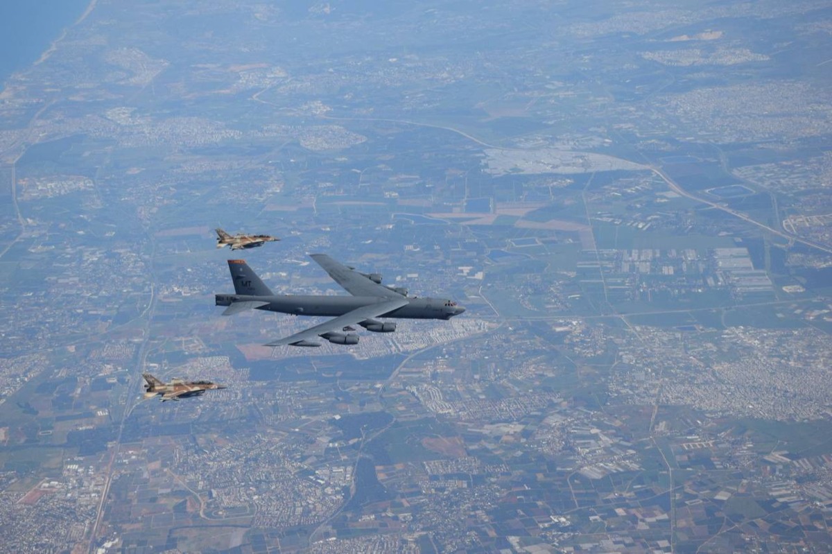 המפציץ האמריקאי B-52 מעל שמי ישראל