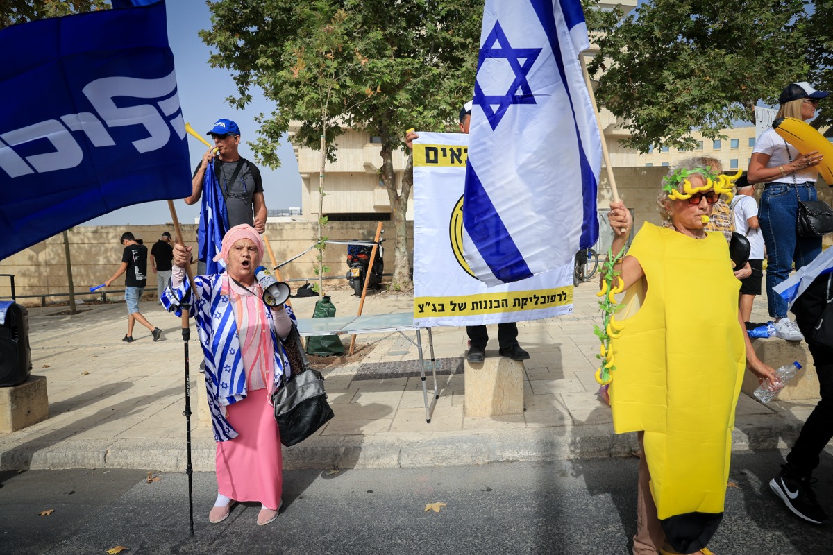 רק אל תכניסו את צה"ל למשוואה, המפגינים בחוץ