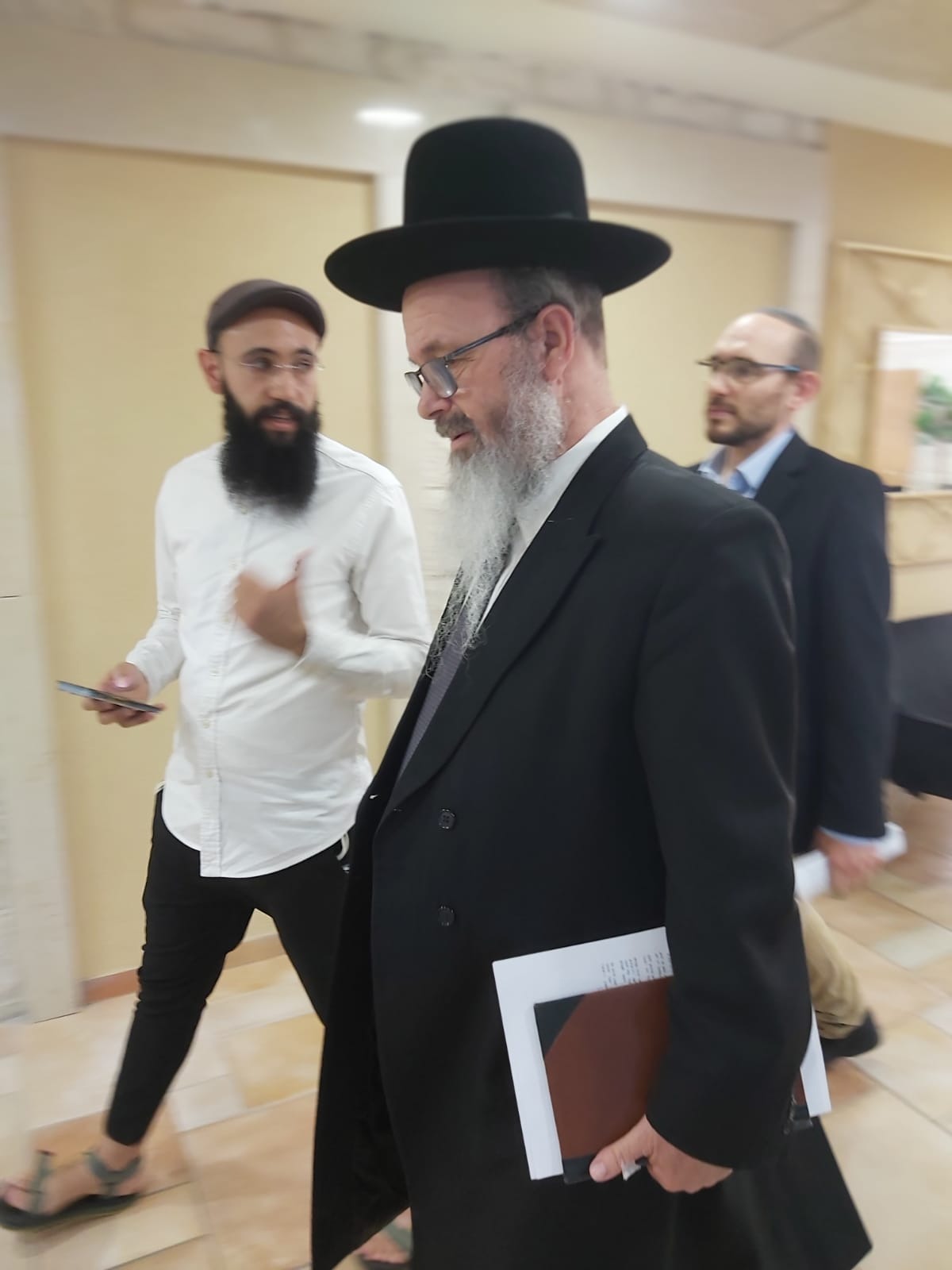 הרב מיכה הלוי בכניסה לוועדה