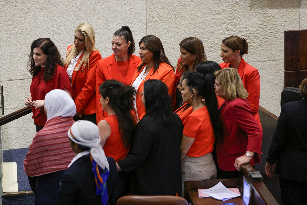 האדום עולה, תמונה משותפת של חברות הכנסת
