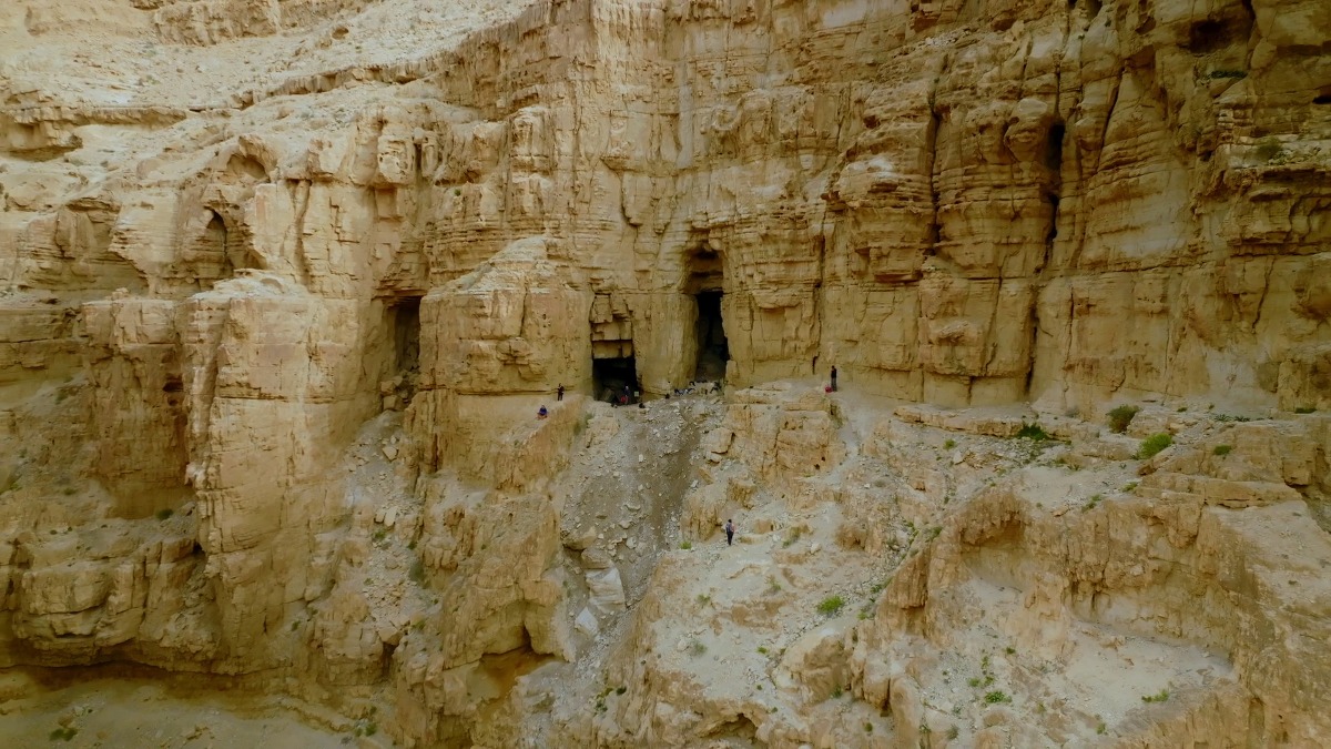 המערות בהן נמצאו העתיקות